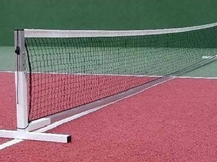 Poteaux de mini tennis mobiles 6m en acier avec filet.